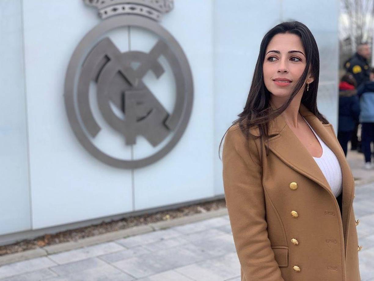 La linda joven labora como periodista deportiva de Gol TV. La chica hizo una interrogante para Carlo Ancelotti sin imaginar la pesadilla que iba a vivir posteriormente.
