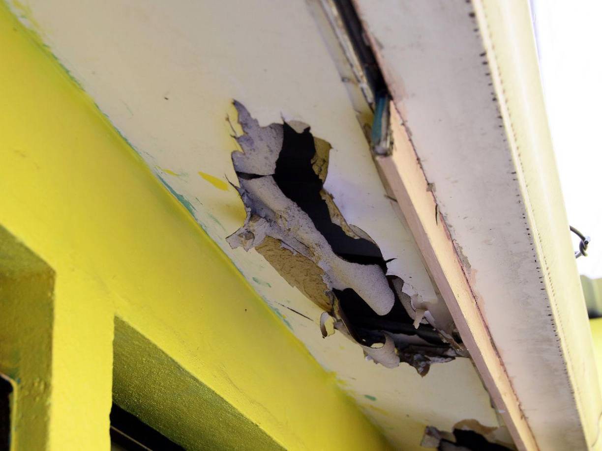 Miles de estudiantes asisten a escuelas y colegios en condiciones deplorables. LA PRENSA Premium visitó varios centros educativos de Tegucigalpa, la capital de Honduras, donde constató que las carencias van desde techos destrozados, paredes afectadas por la humedad y varias tuberías rotas. Sin embargo, también hay problemas como la falta de medicamentos y recursos para impartir y recibir clases. Aquí todos los detalles.