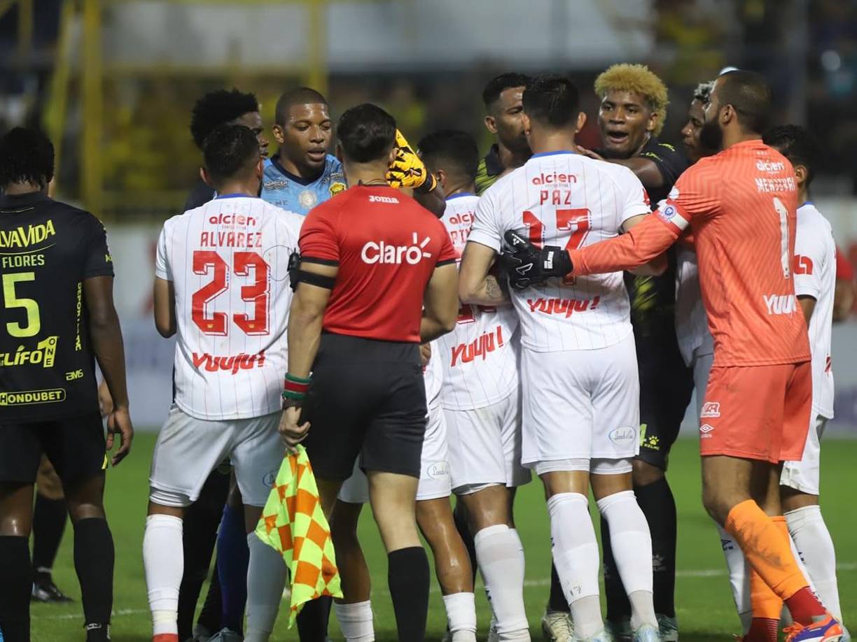 Luis ‘Buba‘ López perdió los papeles en el Clásico y fue protagonista del zafarrancho.