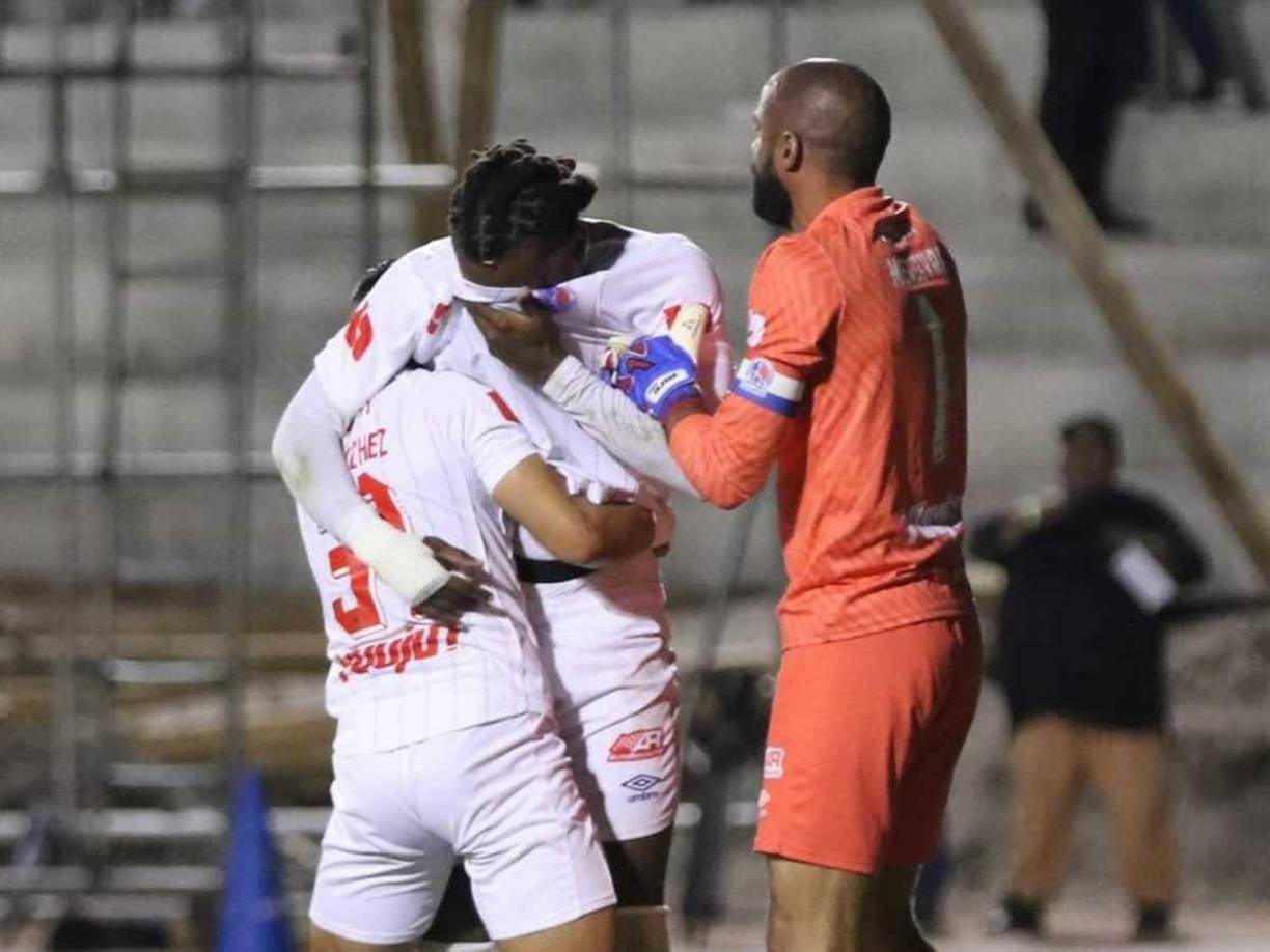 El defensa del Olimpia no podía contener el llanto mientras era animado por sus compañeros.