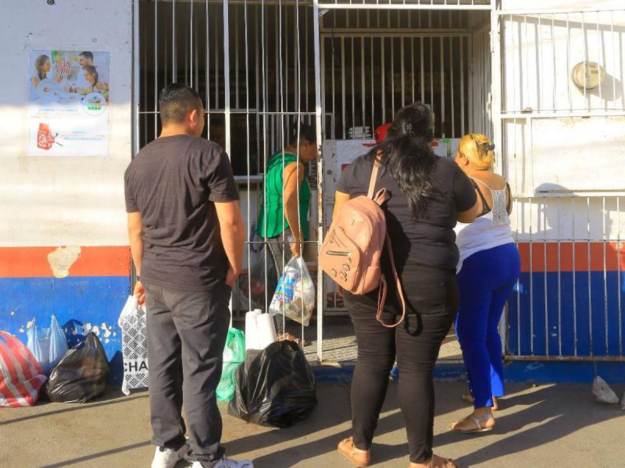 Cifras de la Dirección General de Salarios de la Secretaría de Trabajo y Seguridad Social (STSS) señalan que en enero de este año ascendió a L11,686.30 (22.9%). En el mismo periodo del año pasado la canasta básica compuesta de 30 productos costó de L9,502.95, es decir ha subido L2,183 .35, con relación a enero del año pasado.