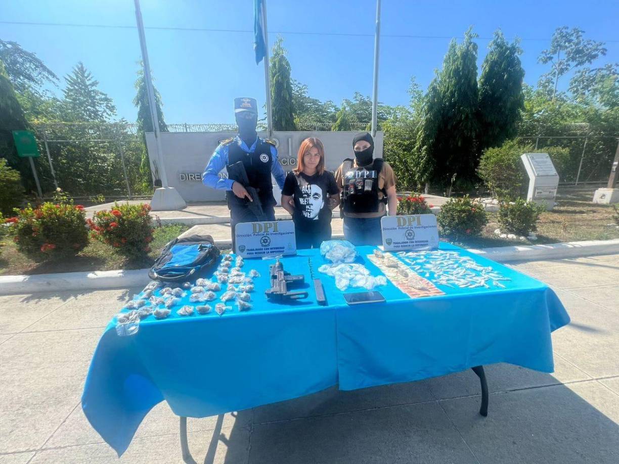 Los agentes de la Policía le decomisaron una mochila negra con azul, donde llevaba un fusil Uzi, sin serie y sin marca, con empuñadura de plástico color negro.