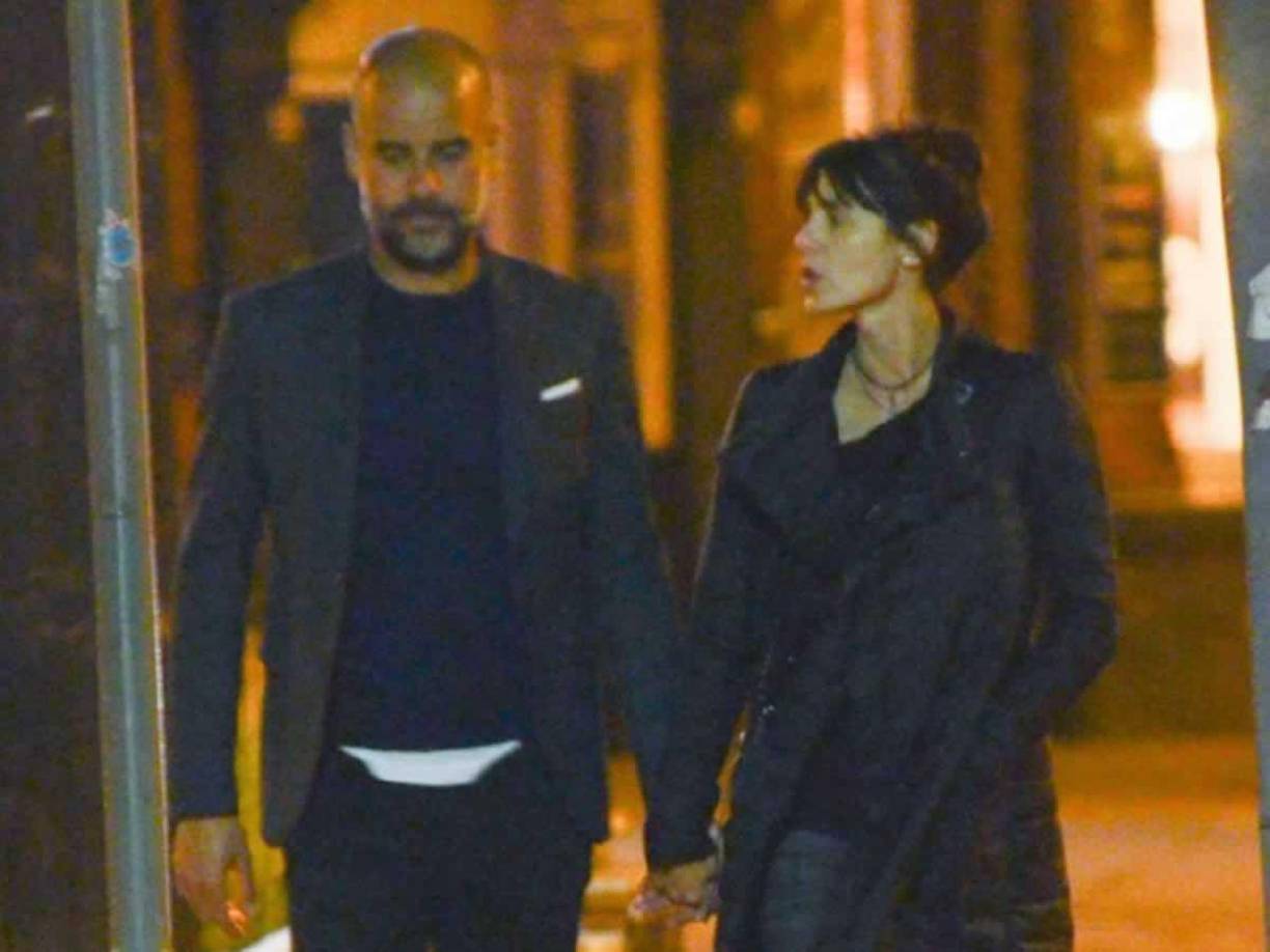 Así, mientras el entrenador del Manchester City permanecía instalado en la ciudad del noroeste de Inglaterra, ella se movía –siempre acompañada de su hija menor– entre Barcelona, donde tiene su negocio de moda de lujo, y Londres, además de las recurrentes visitas a su marido.