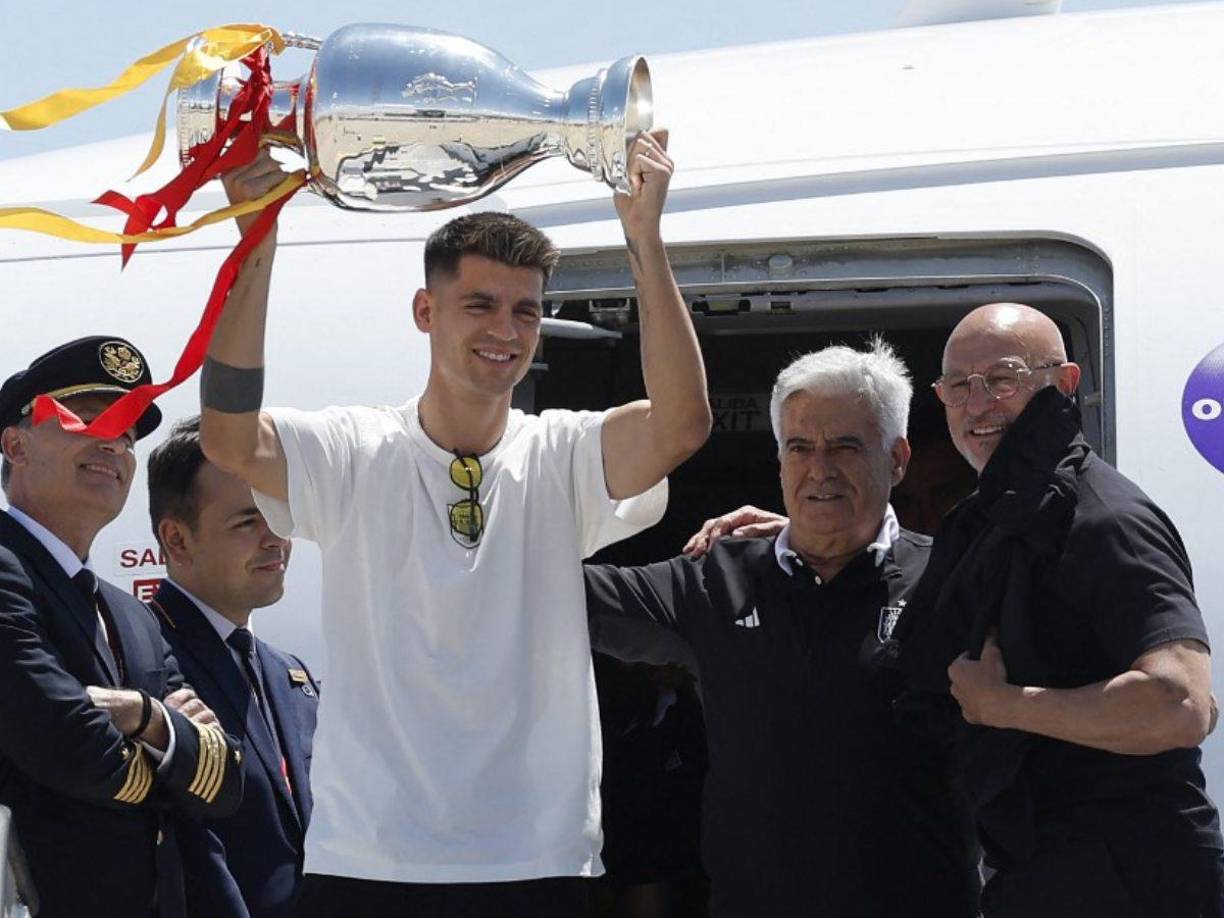 Álvaro Morata presumiendo la Copa en el momento que se bajaron del avión.