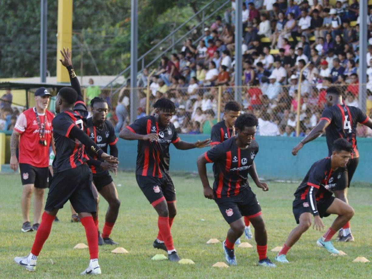 Los jugadores se olvidan de la terrible situación que atraviesa el equipo y se prepararon para encarar el duelo ante Lone FC.
