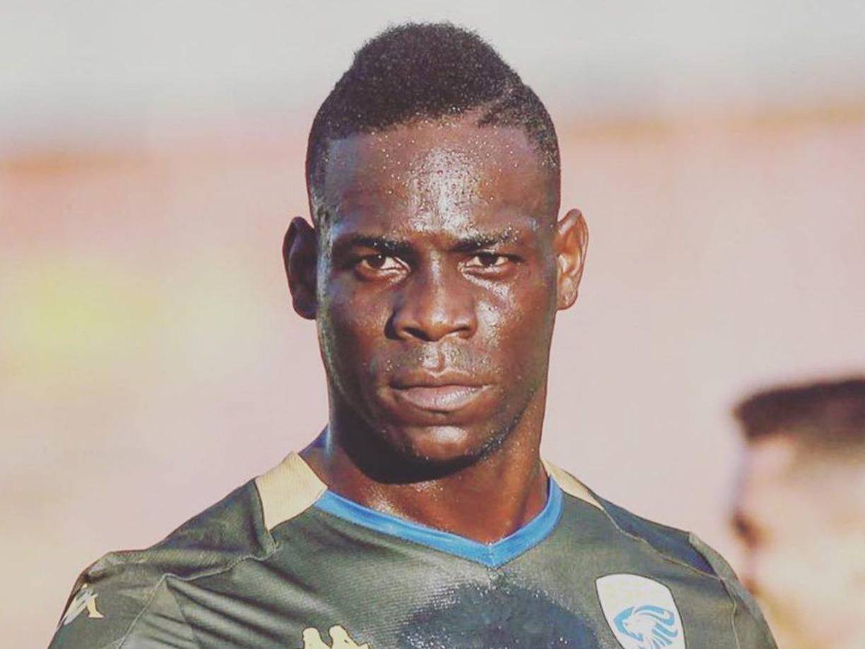 Según informa La Stampa, Mario Balotelli (34) podría volver a la Serie A tres años después de marcharse del Monza. El Torino estaría interesado en hacerse con sus servicios para cubrir la baja de Duván Zapata, que se perderá lo que resta de temporada por una grave lesión. 
