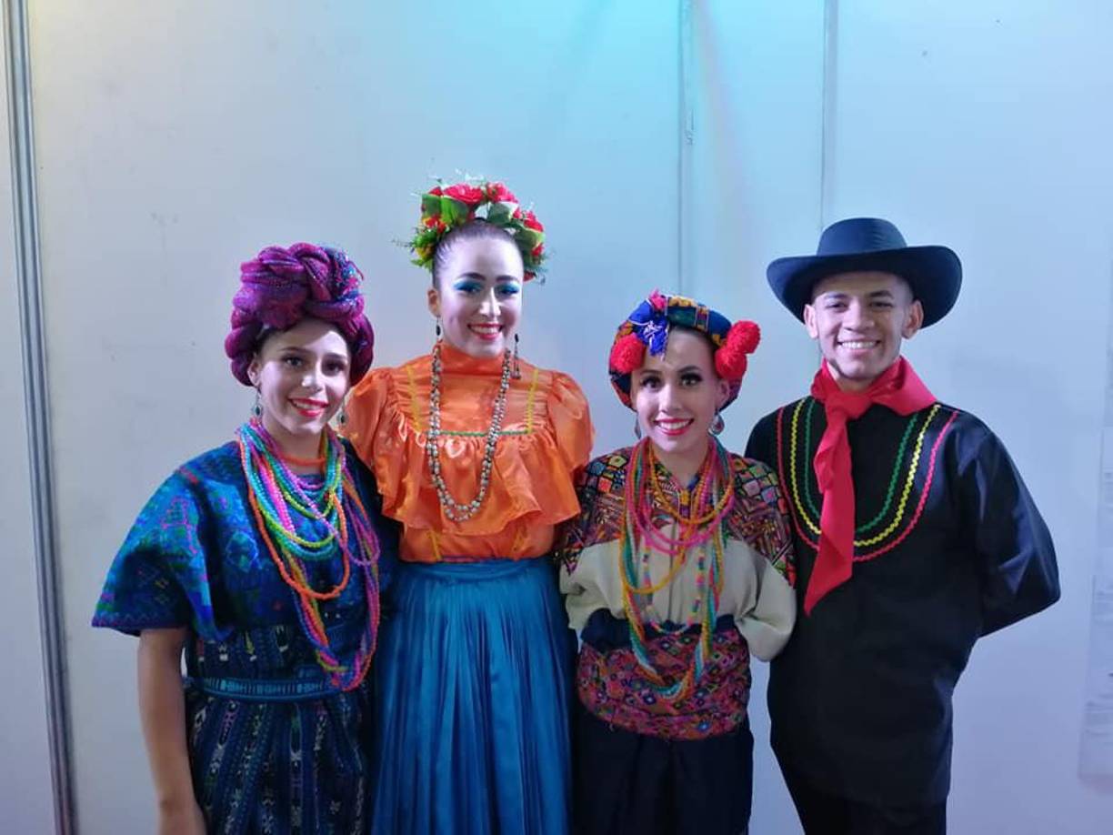 La palabra ‘folklore’ proviene del inglés y fue compuesta por dos palabras: ‘folk’ que significa pueblo y “lore” que significa ciencia/conocimiento.