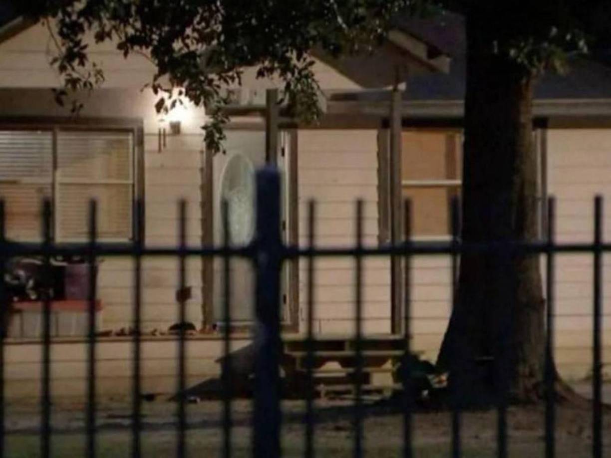 Osman Guzmán, hermano de Sonia vivía en esta casa junto con su esposa Jasmin. Según contó a Telemundo, cubrió a su hijo con ropa y lo metió junto con su pareja a un armario para protegerlos del ataque y por fortuna resultaron ilesos.