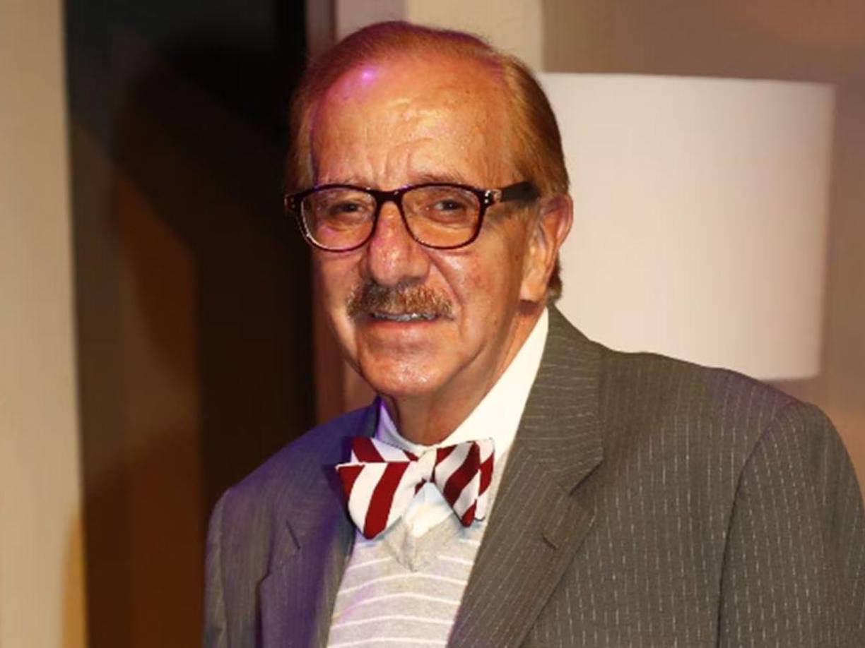 “Benito, yo no lo acompaño aún, pero le agradezco en el alma el que haya caminado a mi lado”, escribió Saldaña sobre una imagen donde se le ve a contraluz caminando de espaldas con el actor.