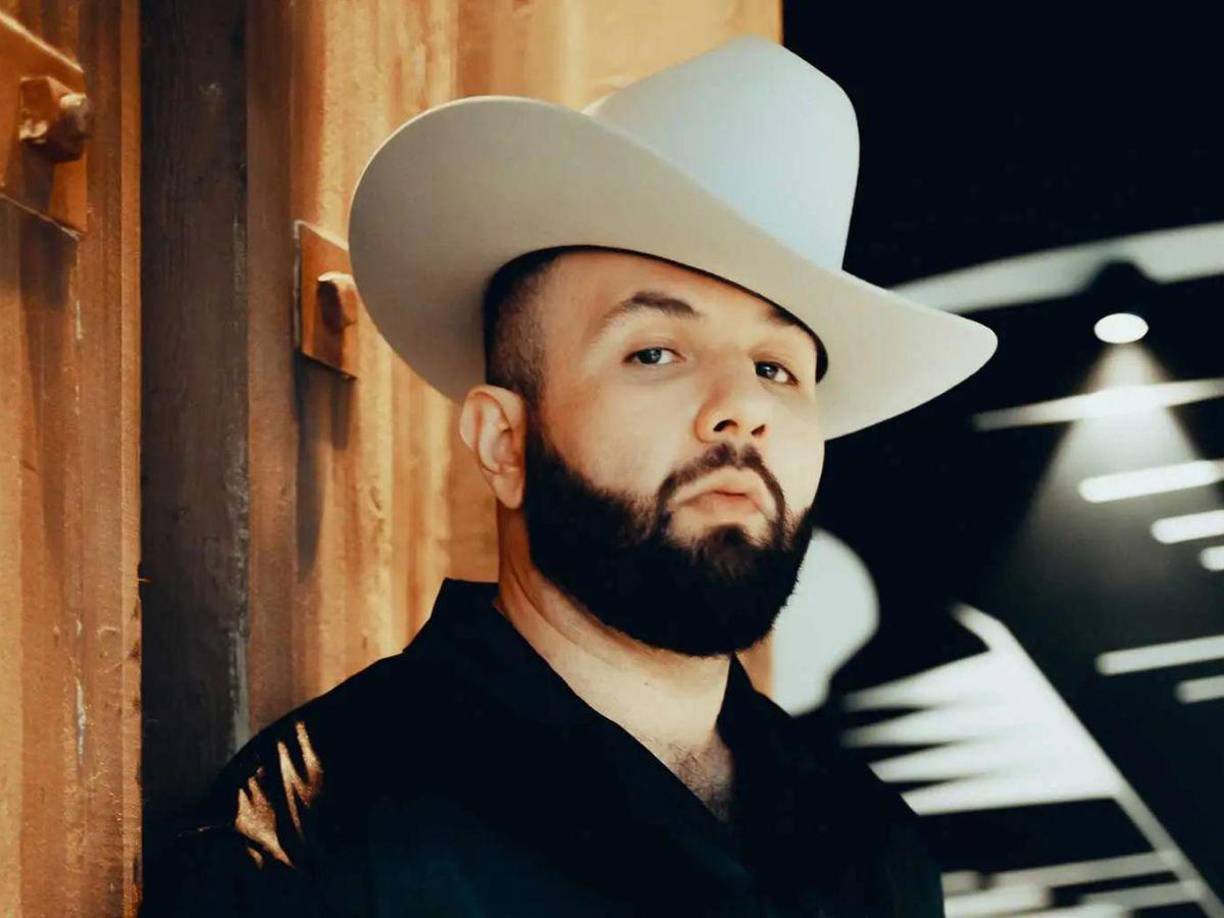 Sin embargo, el cantante regional admite únicamente consumir mariguana y alcohol, aunque “de repente una que otra: un honguito o una pastillita”, pero “todo lo amable”, según expresa sin dar mayores detalles sobre qué se refiere.