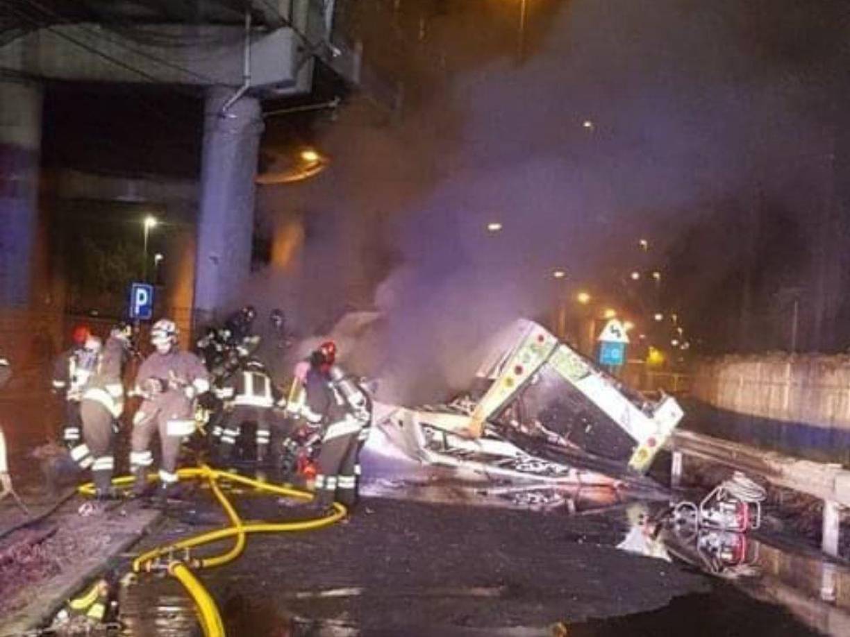 Al menos 21 personas han muerto en el accidente de autobús, ocurrido en Mestre (noreste de Italia), después de que el vehículo en llamas cayese desde una rampa de la carretera.