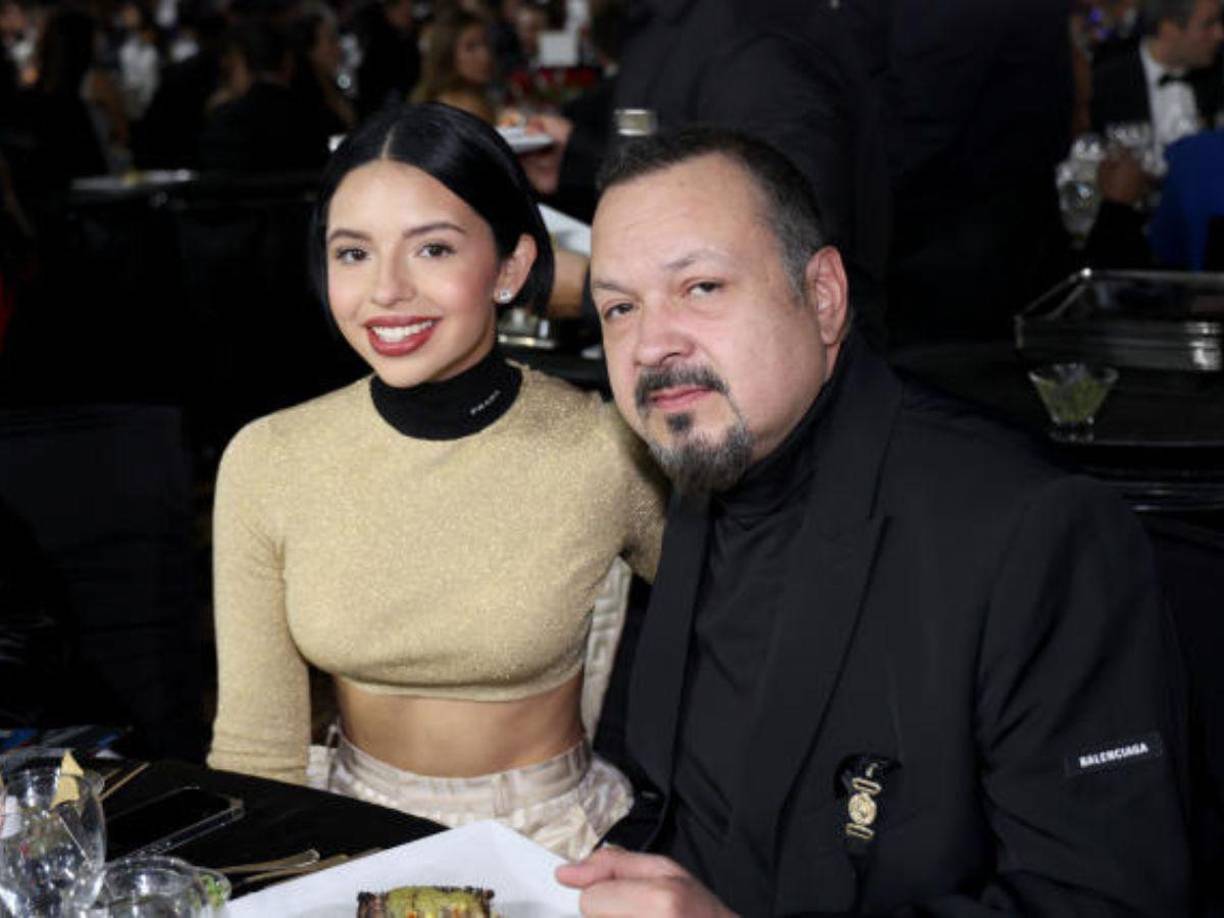 Tras destaparse el romance entre los intérpretes de “Dime cómo quieres”, Pepe Aguilar recibió un sinfín de mensajes en Instagram y aunque los ignoró por varios días mientras disfrutaba de las vacaciones junto a su esposa, Aneliz Álvarez, finalmente optó por mantenerse al margen y externar el apoyo a Ángela Aguilar con algunas indirectas durante sus conciertos.