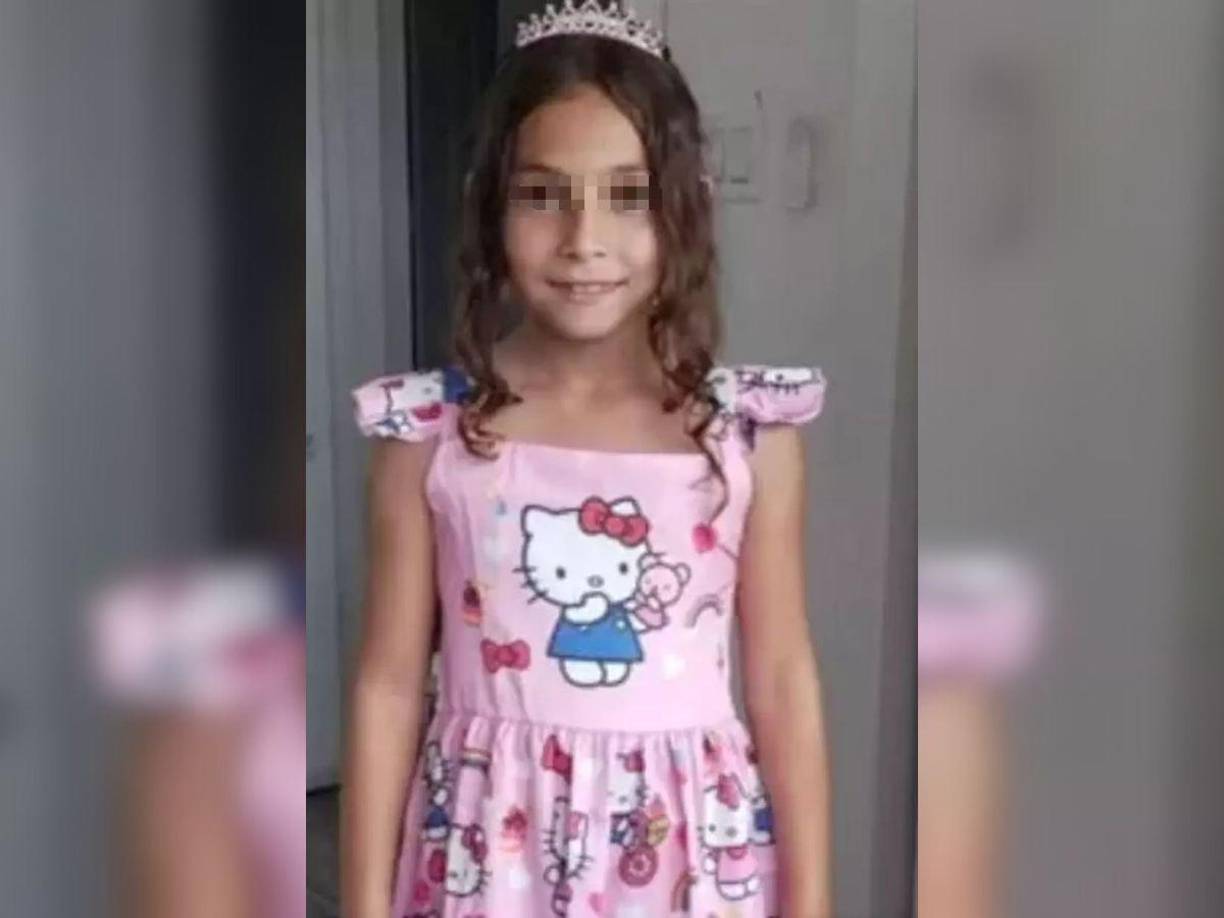 La conducta, de 92 años, estaba al volante cuando, en lugar de frenar, pisó el acelerador, atropellando a la niña. 