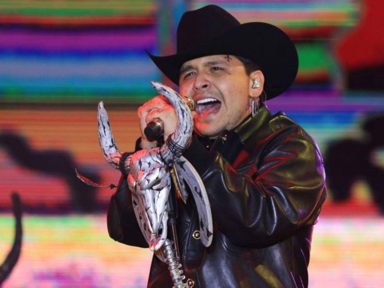 Pero estos no son los únicos comentarios acerca de la presentación y la interpretación de “Acá entre nos” porque algunos cibernautas aseguran que Christian Nodal le habría dedicado la canción a la rapera argentina Julieta Emilia Cazzuchelli, artísticamente conocida como Cazzu, quien es su expareja y madre de su hija, Inti.