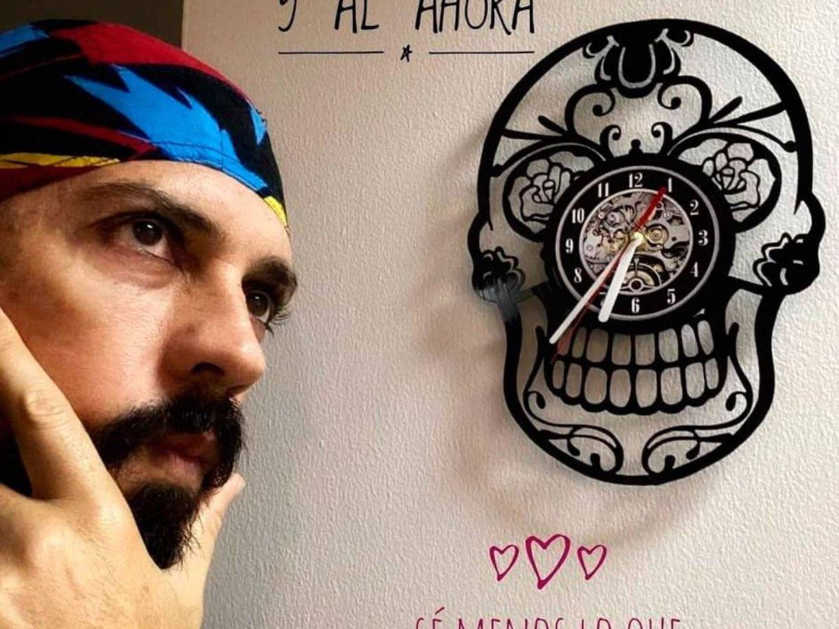 Mientras guarda prisión por de la desaparición de la hondureña Floridalma Roque, el cirujano plástico guatemalteco se ha viralizado por las fotografías en las que se le ve venerando a la “Santa Muerte”. 