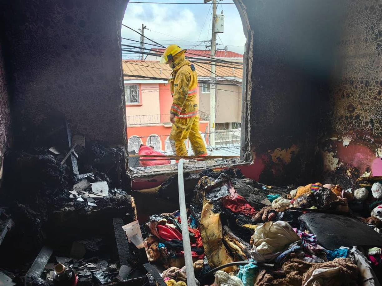 “Murieron producto de la inhalación de humo, monóxido de carbono, porque los cuerpos no están calcinado, tienen poquitas quemaduras como de tercer grado”, confirmó el teniente Wilson Vásquez, quien lamentó que la estructura segura de la vivienda les impidió entrar rápido y poder evitar la tragedia, ya que tenía fuertes portones y paredes repelladas de cemento.