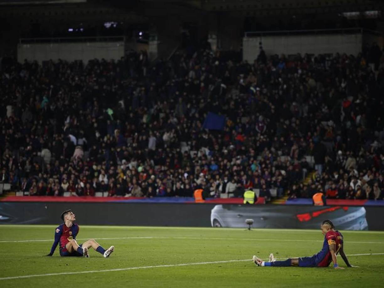 El dolor de los jugadores del Barcelona tras la remontada.
