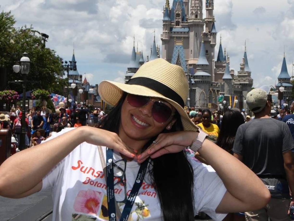 La niña de ocho años fue hallada sana y salva en el asiento trasero, según la descripción de la Policía.