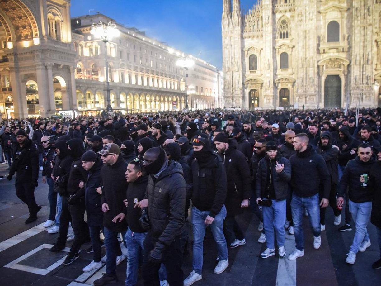 En videos difundidos a través de las redes sociales, se puede ver a un grupo de personas junto a un canal conocido por sus cafés, sus bares y su vida nocturna y, tras el estallido de varios cohetes, huyen de la zona perseguidos por otro grupo de hombres, algunos de ellos encapuchados y empuñando lo que parecen porras.