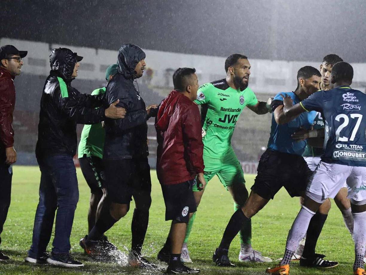 Jugadores y cuerpo técnico del Marathón se lanzaron con fuertes reclamos tras el gol que se les invalidó. 