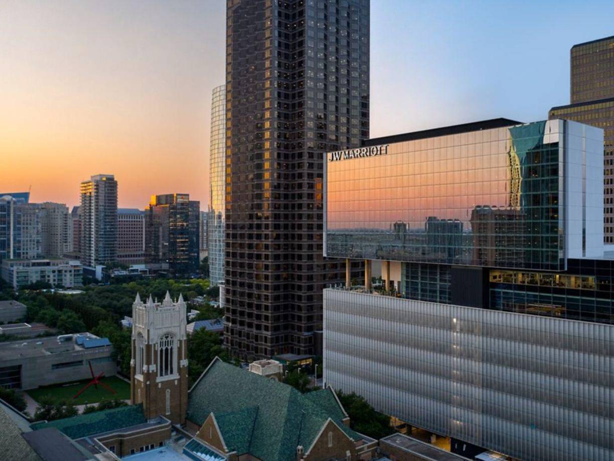 En los alrededores se encuentran tiendas lujosas, edificios de oficina, entre otras cosas.