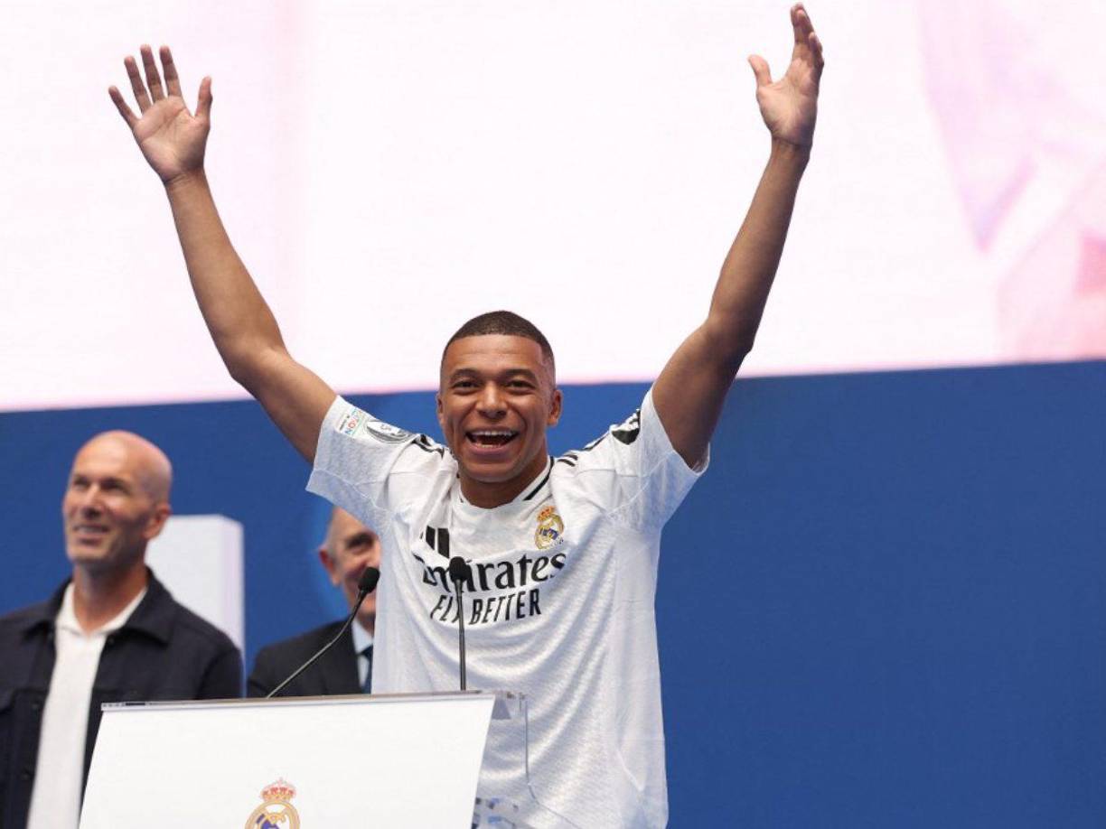 Mbappé no pudo ocultar su emoción en su presentación como jugador del Real Madrid. Inclusive le dio risa ver a su madre llorando.