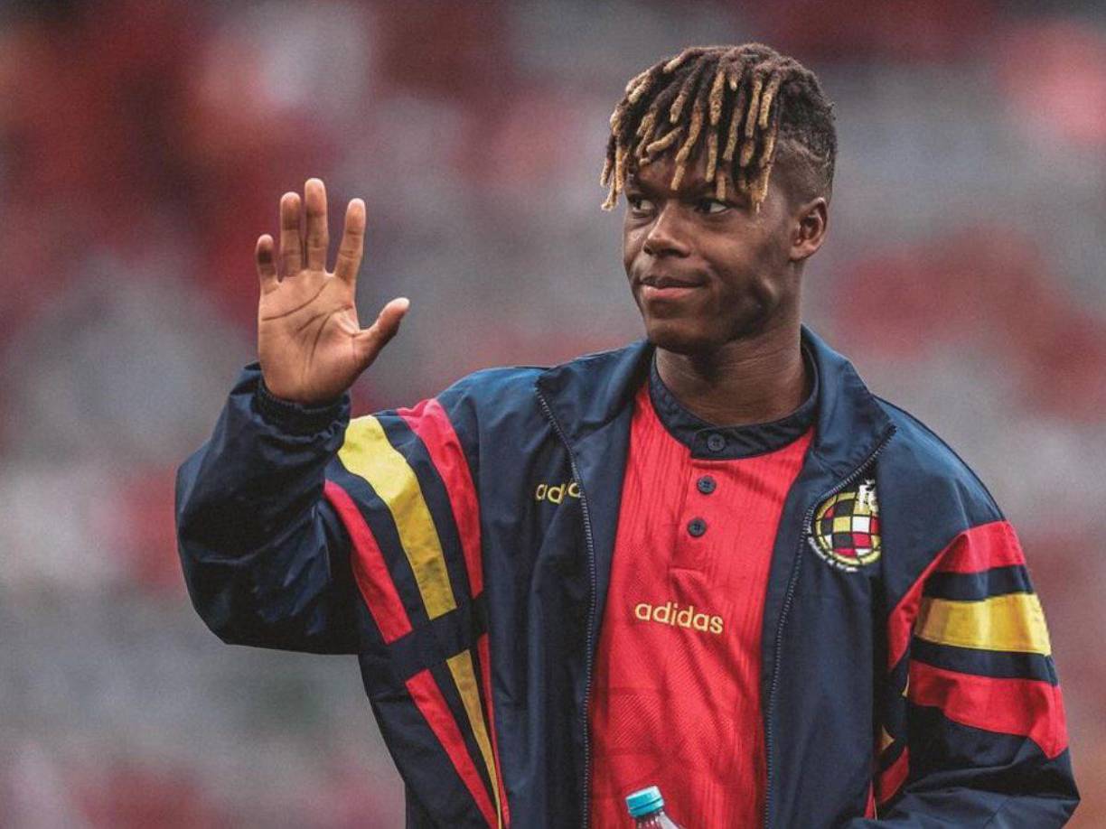 La promesa de Nico Williams que lo aleja del Barcelona. Sport desvela que el joven extremo le prometió a su hermano Iñaki que jugarían juntos una competición europea al menos una temporada. Tras ganar la Copa del Rey, el Athletic disputará este curso la Europa League. Nico tiene contrato con su equipo hasta 2027.