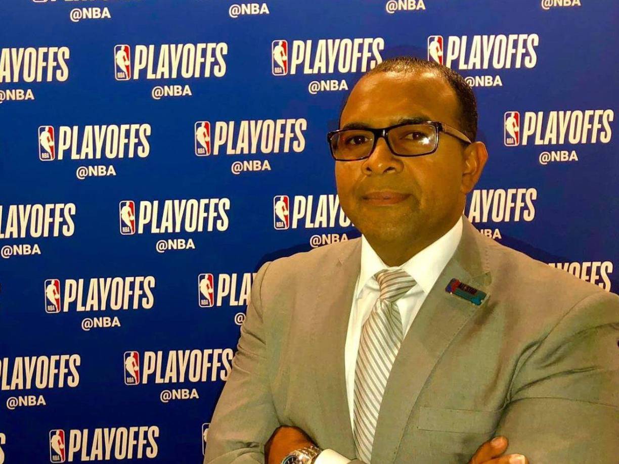 Philep Clarke : Fue periodista de la compañía VTV. Ahora es maestro de ceremonias en USA, hace coberturas de partidos amateurs, NBA y a los Astros de Houston en la MLB.