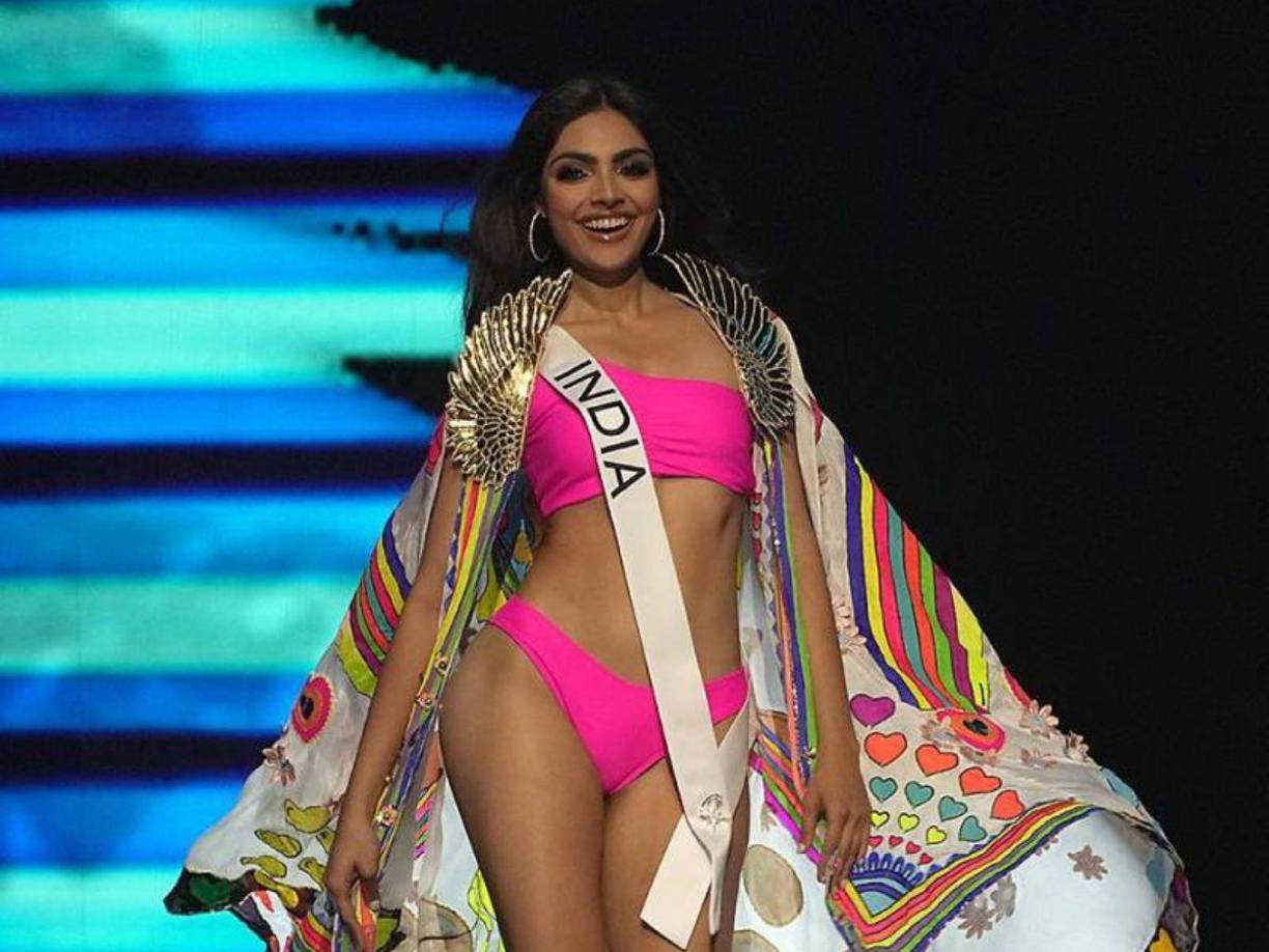 Las 16 finalistas realizaron su última pasarela en traje de baño.