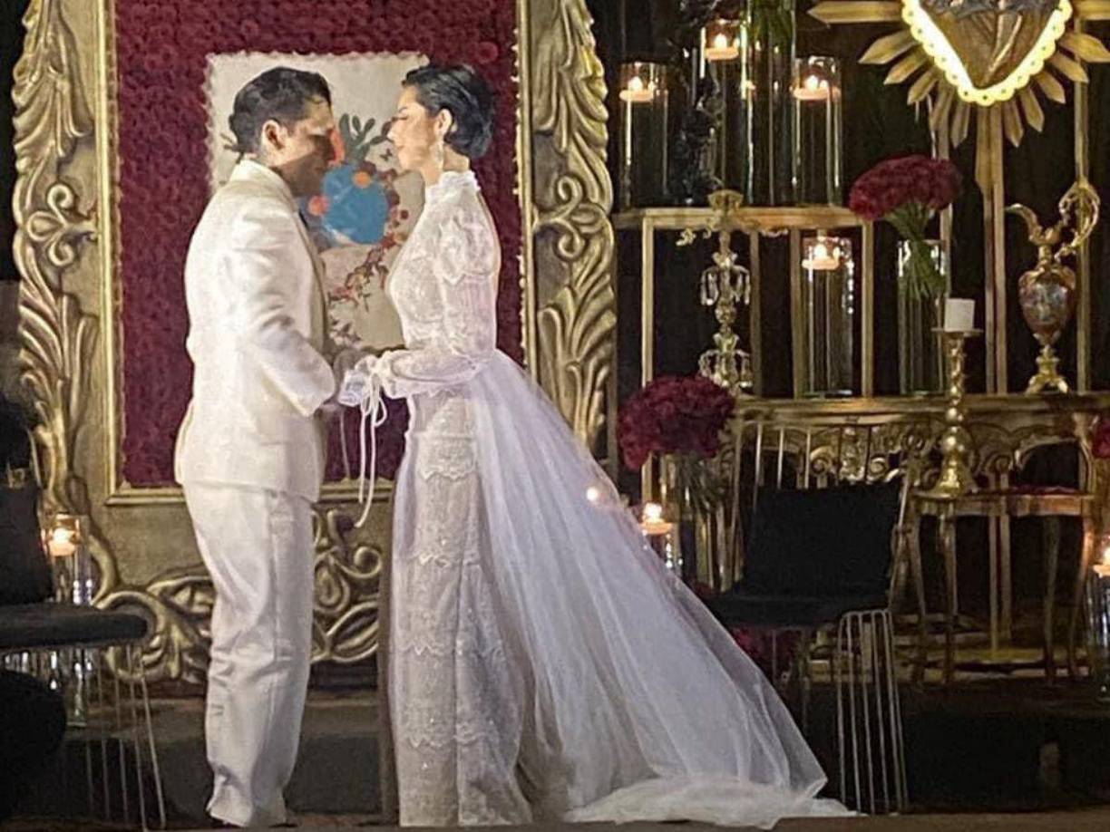 La supuesta boda de Ángela Aguilar y Christian Nodal sigue conmocionando al mundo del espectáculo y manteniendo en vilo a sus seguidores, pues apenas a dos meses de haber confirmado su relación los cantantes mexicanos se casaron en secreto en Morelos.