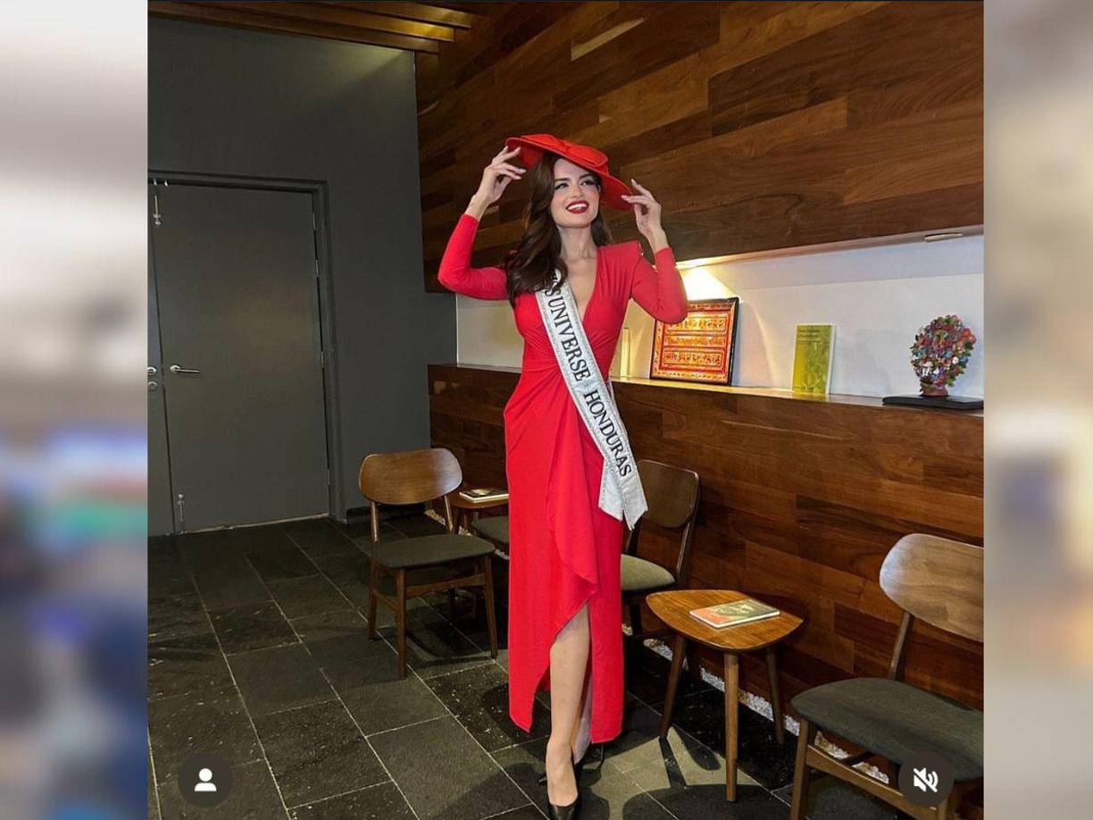 En su primer día de concentración, Miss Honduras optó por un vestido casual en color rojo, tono que va muy bien con su cabello, acompañado por un sombrero del mismo color de su vestido. 