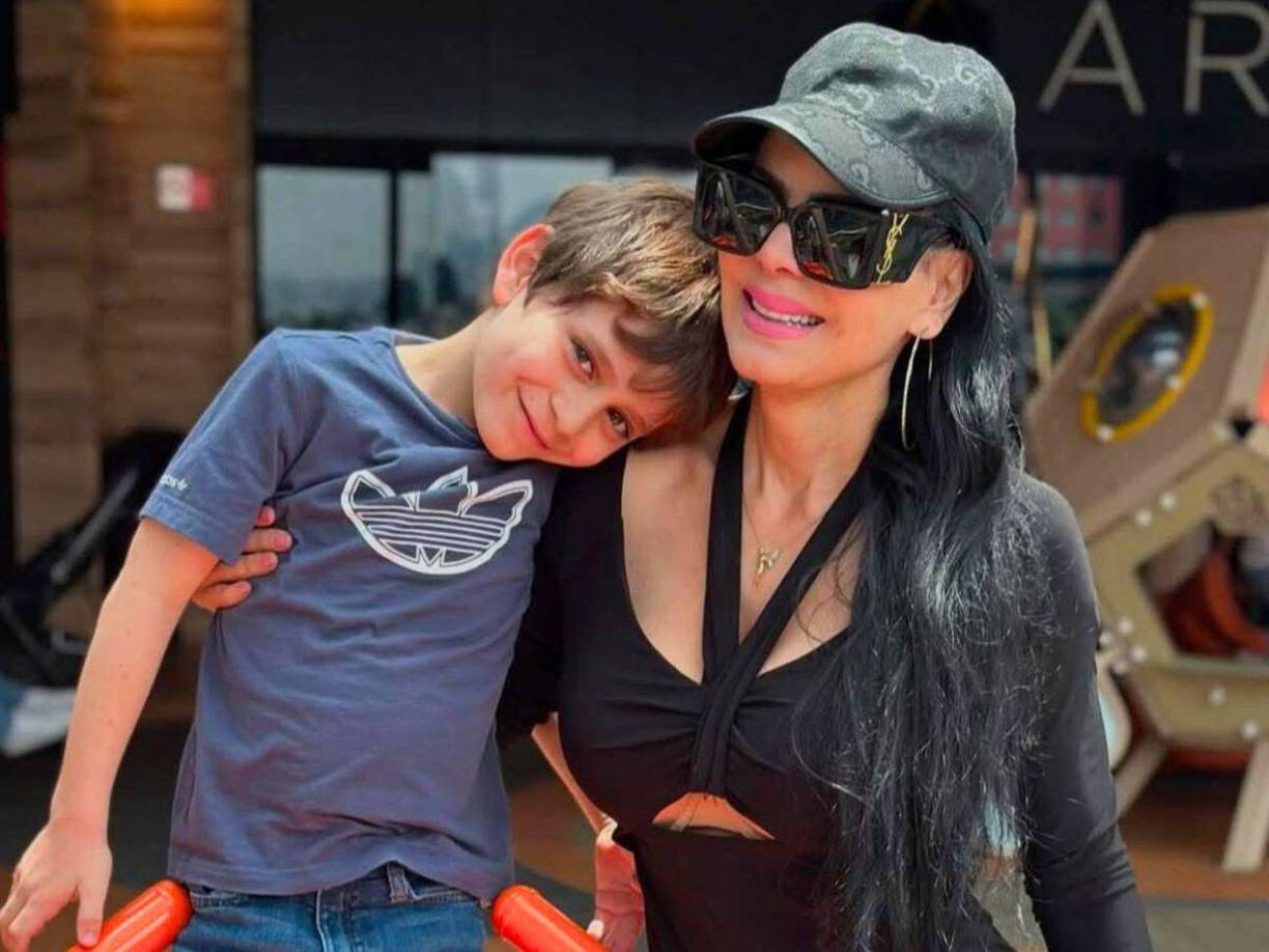 El pequeño, José Julián, se encuentra junto a su abuela después del pleito legal que se presentó la tarde de ayer.