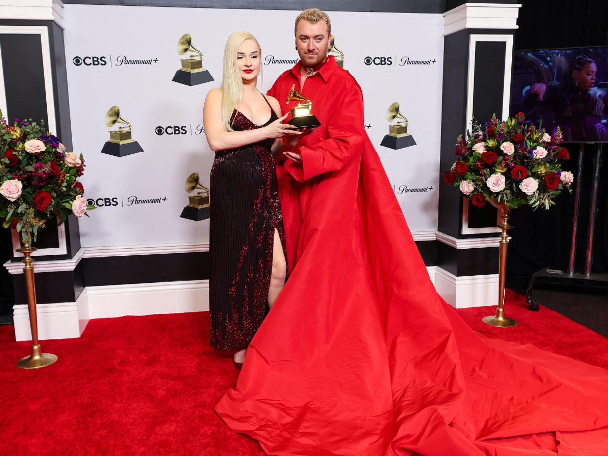 Sam Smith con look de Valentino y Kim Petras quien ganó un premio Grammys 2023 por el sencillo colaborativo “Unholy”.