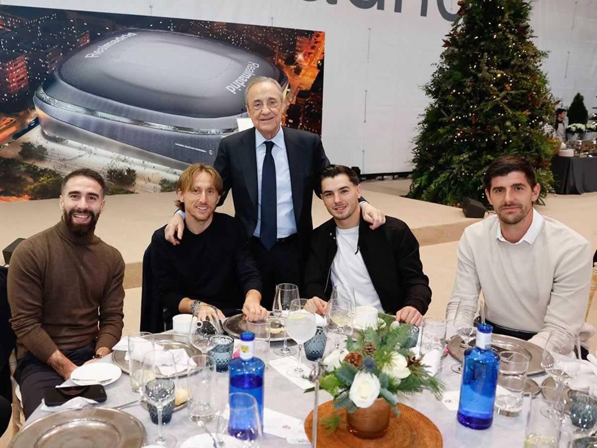 Florentino Pérez posando junto a Dani Carvajal, Luka Modric, Brahim Díaz y Thibaut Courtois.