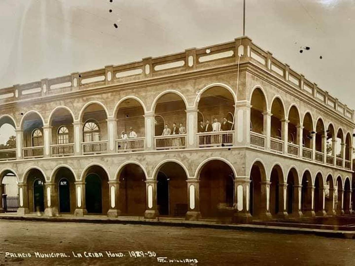 Los jefes de distrito municipal de La Ceiba, máximas autoridades de la ciudad posando en el palacio municipal recién construidio en 1957. 
