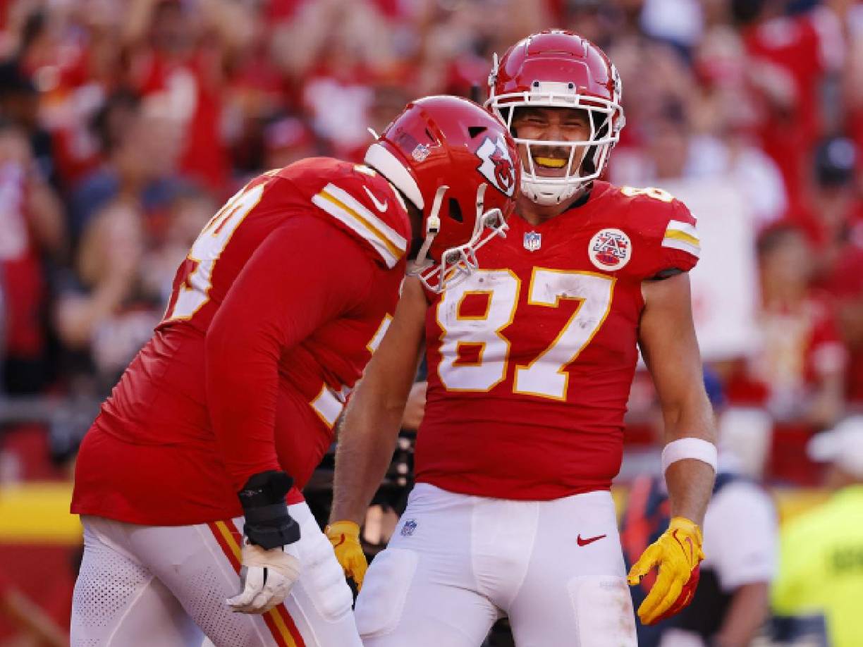 Anteriormente, la camiseta de Kelce estaba fuera de la clasificación de las diez más vendidas en el mes de agosto, liderada por el quarterback (mariscal de campo) de los Philadelphia Eagles Jalen Hurts, según datos oficiales de Fanatics.