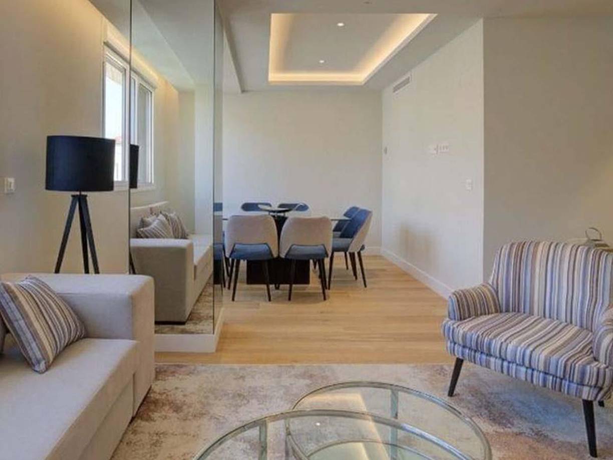 La propiedad tiene un gran salón con comedor, dos dormitorios en suite, tres baños, cocina con <i>office, </i>equipada al completo, trastero y garaje doble.