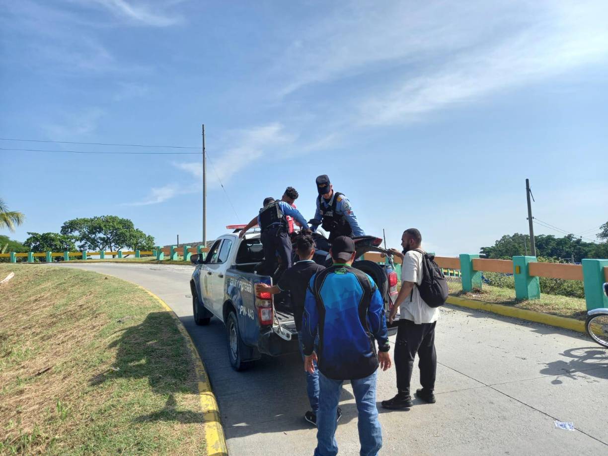 Una patrulla que pasaba por el lugar se paró y le explicó que no podía estar ahí y decomisó la moto y se la llevó a la posta de Armenta.
