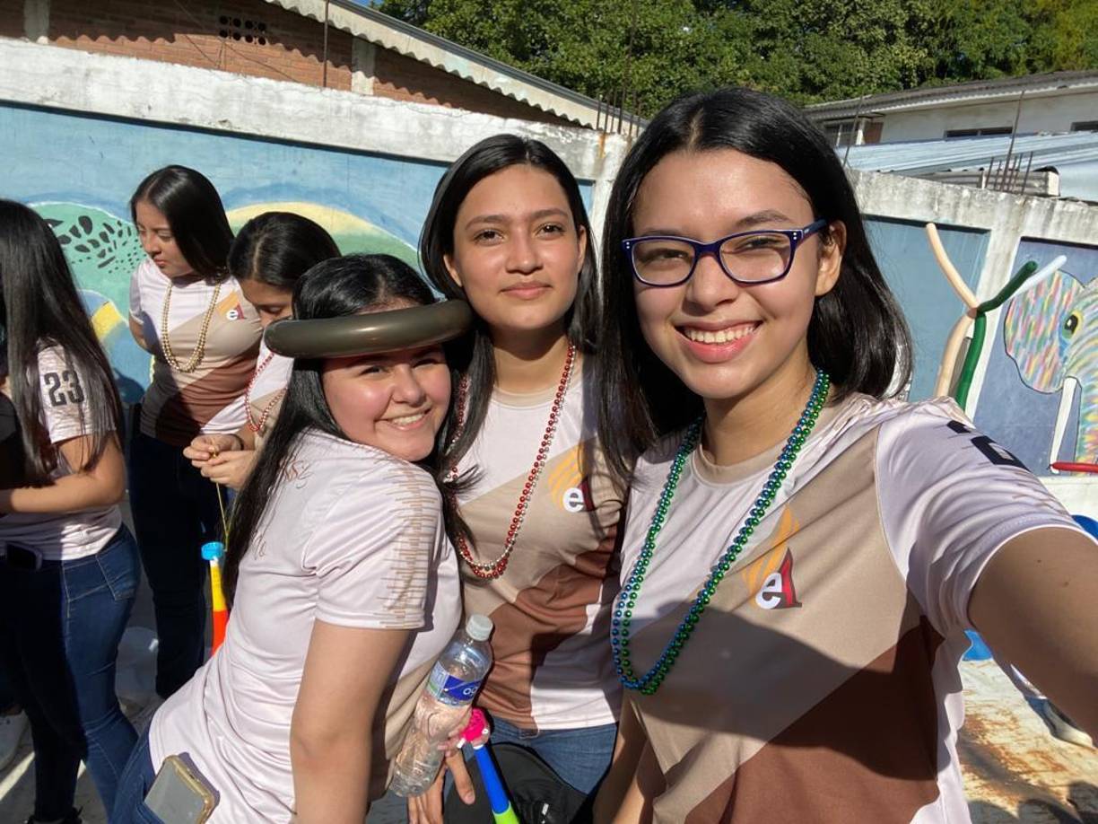 Durante la entrada, los alumnos manifestaron su emoción por esta nueva etapa y su próxima graduación. 