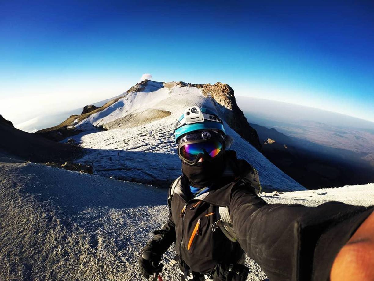 Asimismo, da a demostrar no solo su amor por el deporte, sino también su deseo de llevar en alto el nombre de su nación en escenarios internacionales de alta montaña.