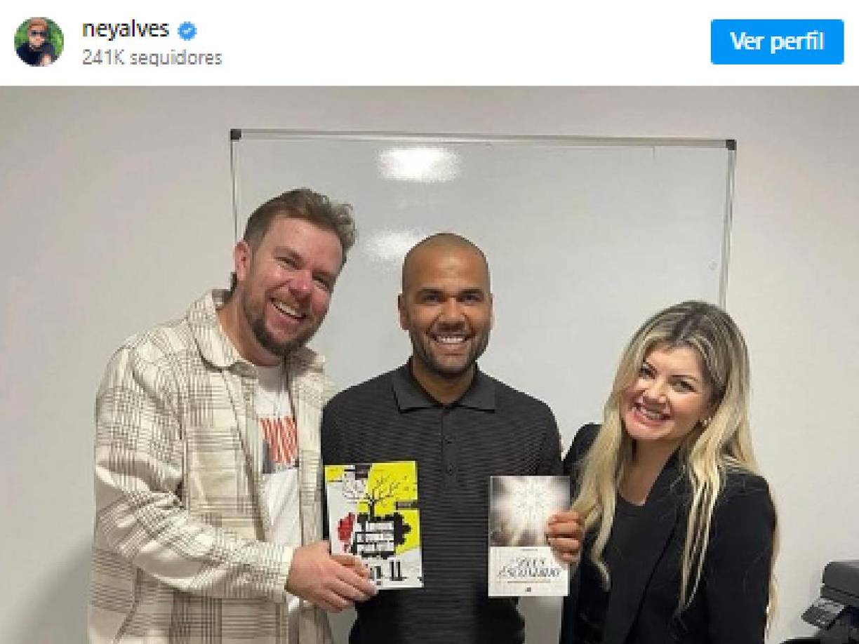 “Dios muda todo. Todo honor y gloria para ti, señor”, ha escrito el hermano de Alves, quien aparece mostrando unos libros junto con dos personas.