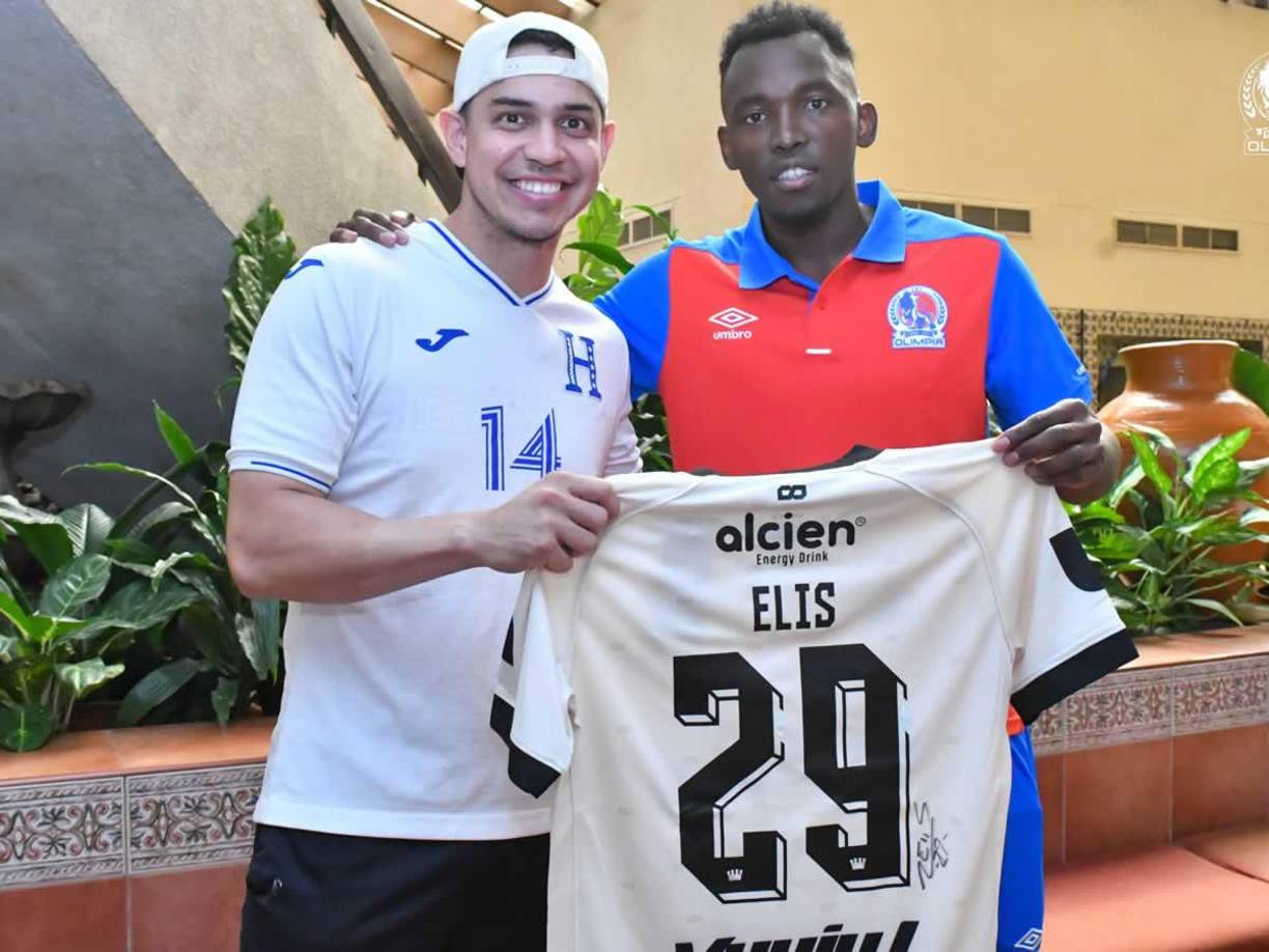 Alberth Elis tuvo un gran detalle con Mauricio Dubón y le regaló una camiseta a Mauricio Dubón.