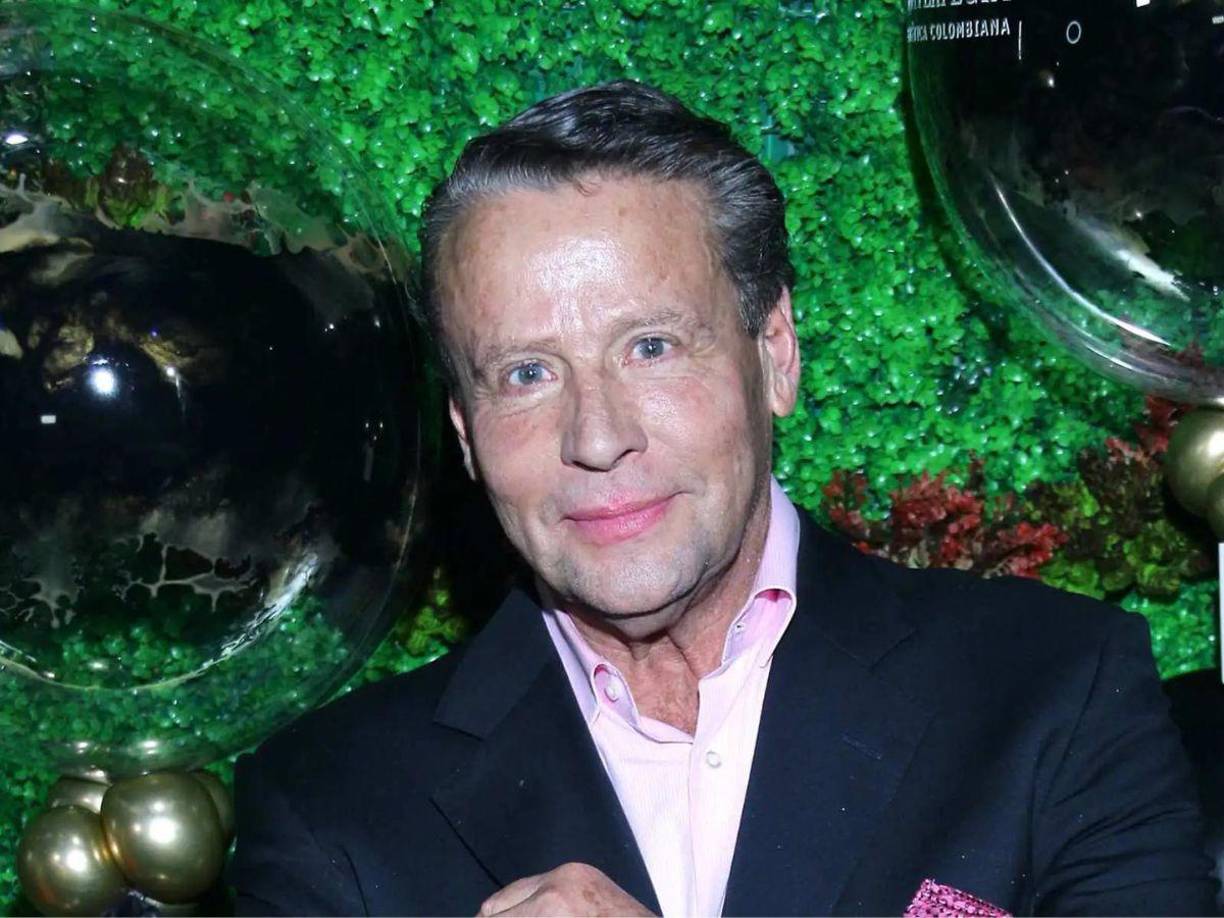 Al preguntarle sobre las razones que podrían llevar a algunas mujeres a someterse a procedimientos estéticos, Adame atribuyó estas decisiones a la “desesperación” por mantener su apariencia.