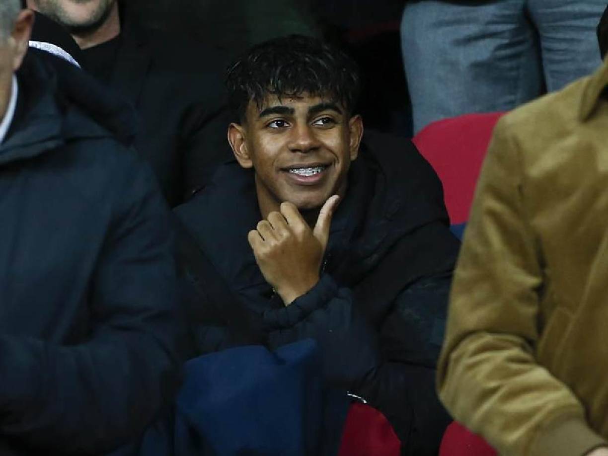 Para este juego, el Barcelona no pudo contar con la presencia en el terreno de juego de Lamine Yamal, pero el joven estuvo en las graderías para mostrar su apoyo al club.