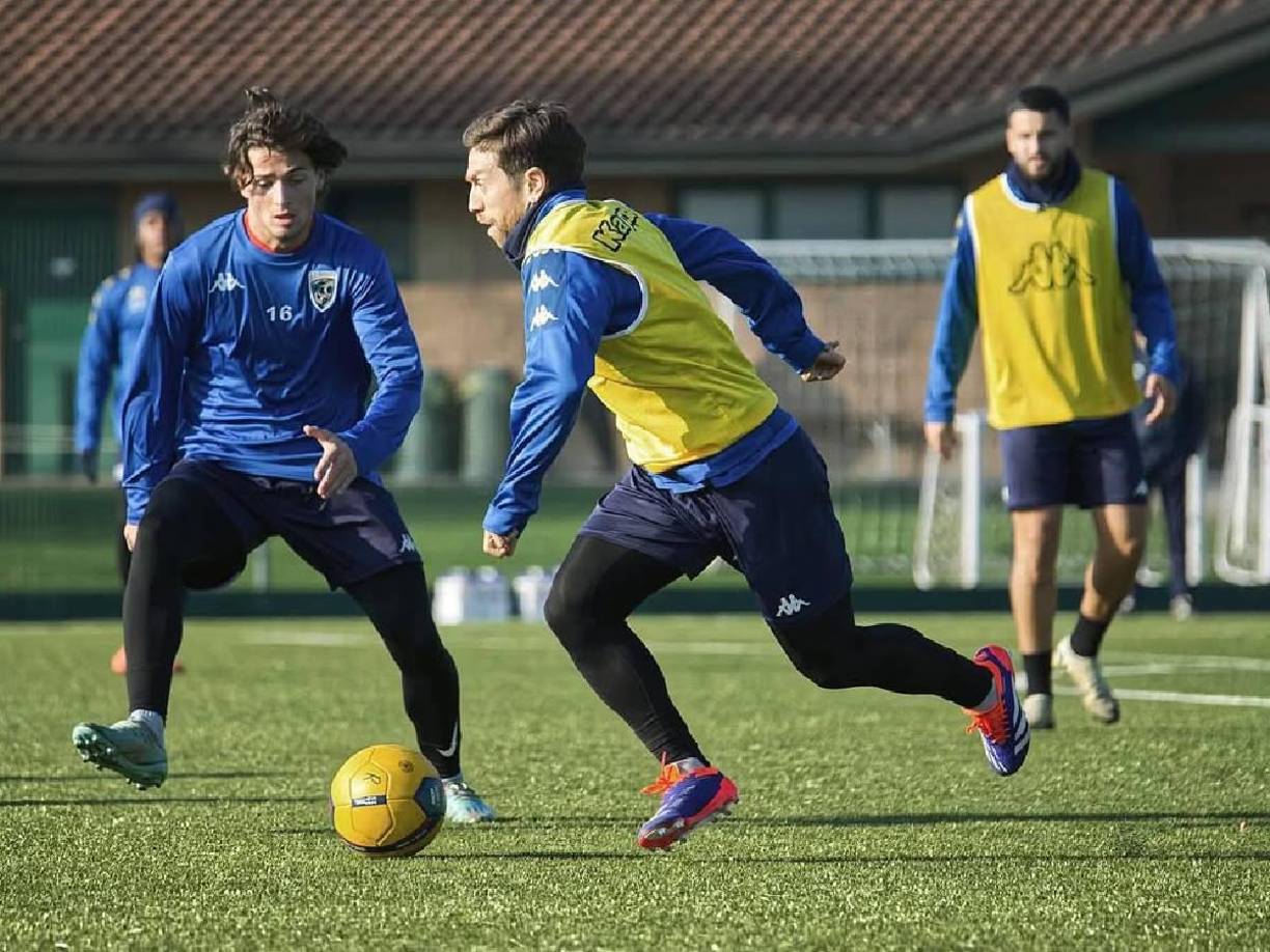 “Estoy super feliz de volver a entrenar con un grupo. En julio analizaré opciones para volver a jugar. Gracias por su apoyo incondicional”, añadió Gómez, confirmando que todavía no le pondrá fin a su carrera.