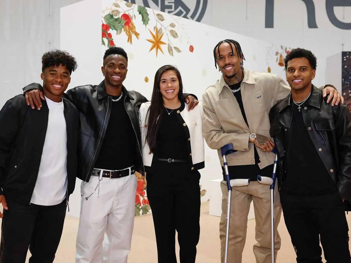 Sin Mbappé y con los lesionados de larga duración, incluido un Éder Militao que apareció en muletas tras operarse el pasado 19 de noviembre de la rotura de ligamento cruzado anterior de la rodilla derecha con afectación a ambos meniscos, se realizó la cena. En la foto posan los brasileños con la jugadora brasileña Antônia.