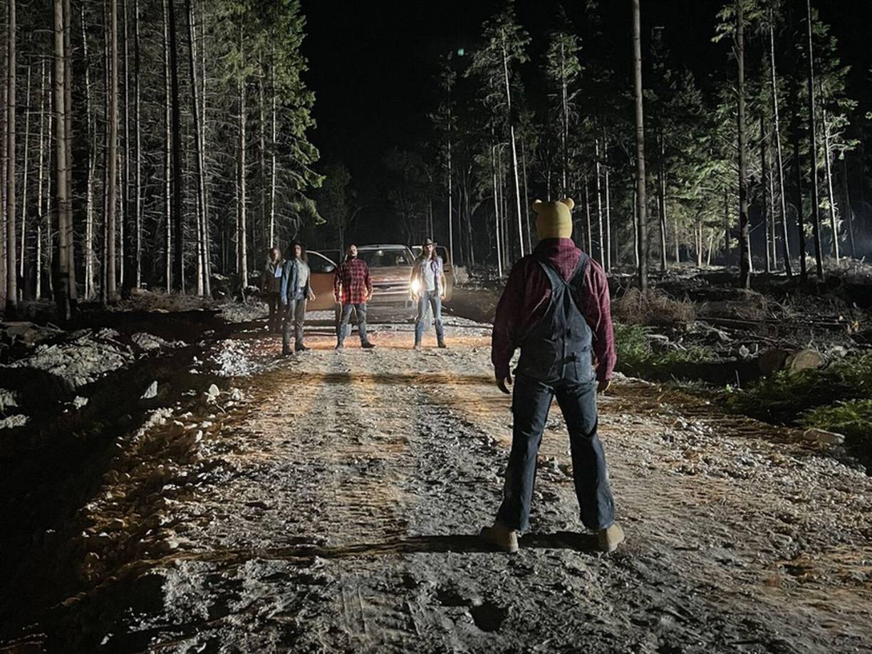 El director británico Rhys Frake-Waterfield transformó al oso amistoso en un asesino que busca venganza de su dueño, Christopher Robin, en el filme de terror slasher ‘Winnie the Pooh: Blood and Honey’ (2023).