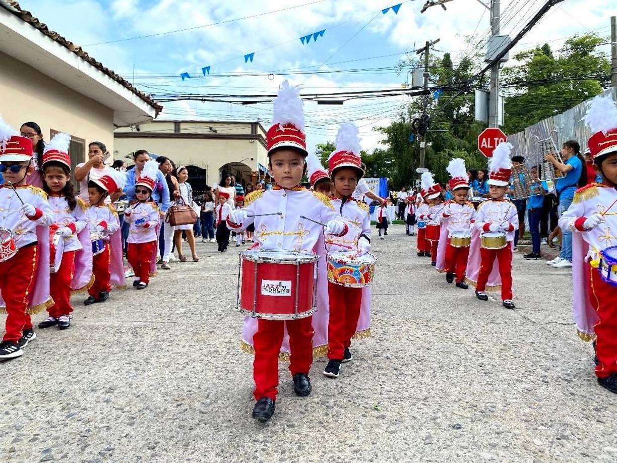 Desde tempranas horas de la mañana, las calles de La Entrada se llenaron de color y alegría mientras los pequeños patriotas desfilaban con entusiasmo y dedicación.