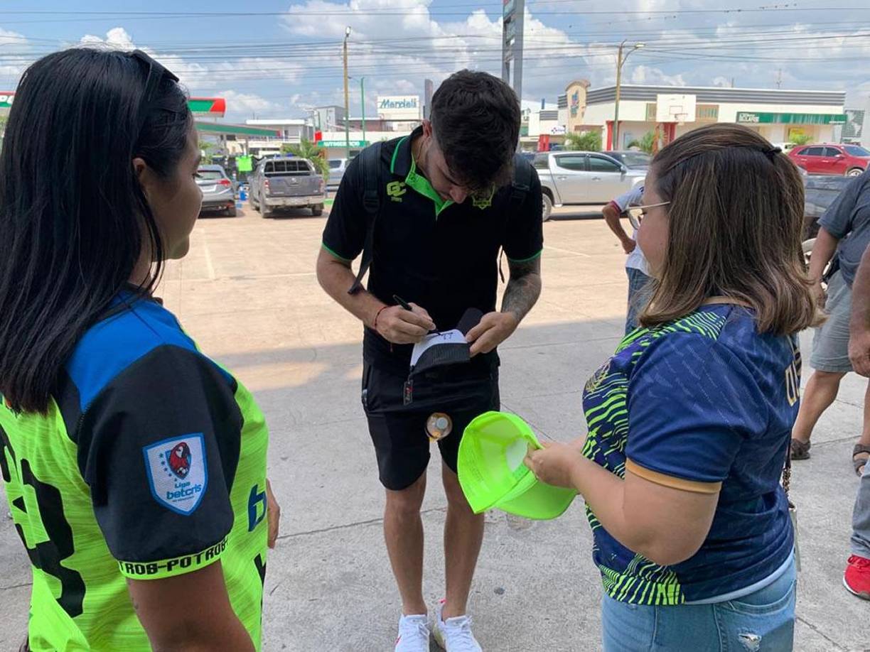 Agustín Auzmendi firmó autógrafos a varias aficionadas afuera del estadio Juan Ramón Brevé Vargas.