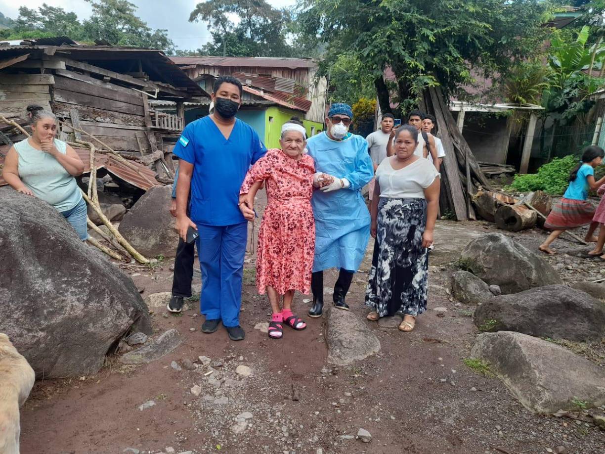 Doña Rosa Esmeralda Villanueva (de 73 años) fue sacada de la aldea Toncontín en la Cuenca del Cangrejal con un problema de absceso cabeza gigante, luego subido al helicóptero para luego ser llevada al hospital Atlántida. 